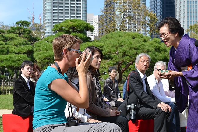 2012年10月13日（土）・14日（日）「東京大茶会2012」が浜離宮恩賜庭園で開催、行ってきました！お茶が初めての方、外国人向けの茶席など趣向を凝らしたユニークな野点も催され、子供たちをはじめ、普段、茶道に馴染みのない方もお茶の文化を楽しんでいました！