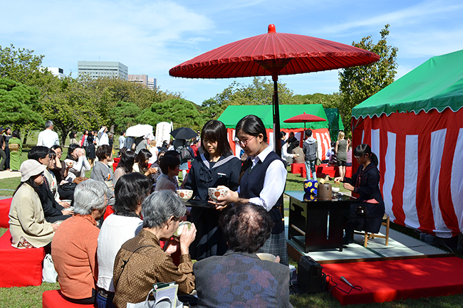 2012年10月13日（土）・14日（日）「東京大茶会2012」が浜離宮恩賜庭園で開催、行ってきました！お茶が初めての方、外国人向けの茶席など趣向を凝らしたユニークな野点も催され、子供たちをはじめ、普段、茶道に馴染みのない方もお茶の文化を楽しんでいました！