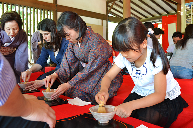 2012年10月13日（土）・14日（日）「東京大茶会2012」が浜離宮恩賜庭園で開催、行ってきました！お茶が初めての方、外国人向けの茶席など趣向を凝らしたユニークな野点も催され、子供たちをはじめ、普段、茶道に馴染みのない方もお茶の文化を楽しんでいました！