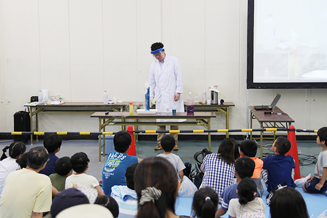 化学の学会ならびに産業界で組織する「夢・化学-21」委員会は2019年8月3日（土）〜4日（日）、科学技術館で小学生を対象にした無料の化学実験体験イベント「夏休み子ども化学実験ショー2019」を開催！おもしろくて子供たちの夏休みの自由研究にも活かせる全16プログラムを実施！