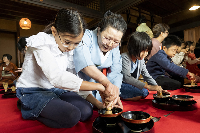 日本の伝統文化・芸能を国内外へ広く発信することを目的に、外国人や子供たちなど、誰でも気軽に参加できる大規模な茶会「東京大茶会 2019」が、2019年10月5日（土）・6日（日）に江戸東京たてもの園で開催！「東京大茶会」は、茶道に馴染みがない方や未経験者、小学生以下の子供も、誰でも気軽に参加できる一般の方向けのお茶会です。2019年10月19日（土）・20日（日）には浜離宮恩賜庭園でも開催！