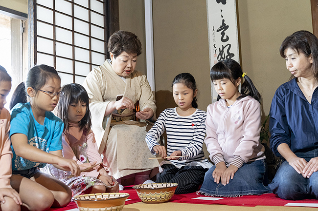 日本の伝統文化・芸能を国内外へ広く発信することを目的に、外国人や子供たちなど、誰でも気軽に参加できる大規模な茶会「東京大茶会 2019」が、2019年10月5日（土）・6日（日）に江戸東京たてもの園で開催！「東京大茶会」は、茶道に馴染みがない方や未経験者、小学生以下の子供も、誰でも気軽に参加できる一般の方向けのお茶会です。2019年10月19日（土）・20日（日）には浜離宮恩賜庭園でも開催！