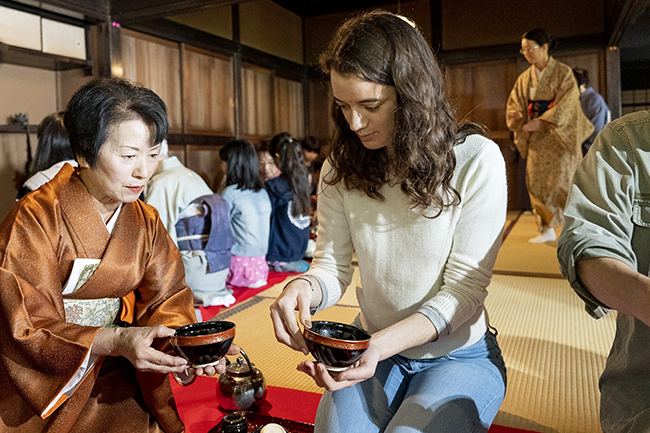 日本の伝統文化・芸能を国内外へ広く発信することを目的に、外国人や子供たちなど、誰でも気軽に参加できる大規模な茶会「東京大茶会 2019」が、2019年10月5日（土）・6日（日）に江戸東京たてもの園で開催！「東京大茶会」は、茶道に馴染みがない方や未経験者、小学生以下の子供も、誰でも気軽に参加できる一般の方向けのお茶会です。2019年10月19日（土）・20日（日）には浜離宮恩賜庭園でも開催！