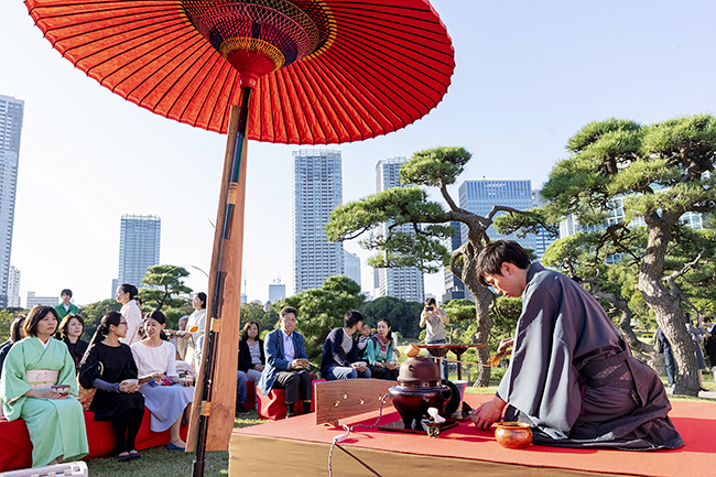 日本の伝統文化・芸能を国内外へ広く発信することを目的に、外国人や子供たちなど、誰でも気軽に参加できる大規模な茶会「東京大茶会 2019」が、2019年10月19日（土）・20日（日）に浜離宮恩賜庭園で開催！「東京大茶会」は、茶道に馴染みがない方や未経験者、小学生以下の子供も、誰でも気軽に参加できる一般の方向けのお茶会です。2019年10月5日（土）・6日（日）には江戸東京たてもの園でも開催！