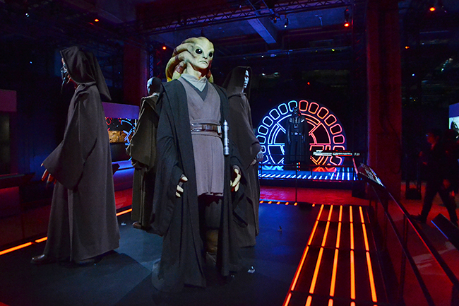 『スター・ウォーズ』の世界を体感できる大規模な世界巡回展「STAR WARS™ Identities: The Exhibition（スター・ウォーズ™ アイデンティティーズ：ザ・エキシビション）」の日本展が、いよいよ2019年8月8日（木）から寺田倉庫 G1-5Fで開催！ 開催前日となる8月7日（水）にプレス内覧会が開かれ、STAR WARS™ Identities: The Exhibition（スター・ウォーズ™ アイデンティティーズ：ザ・エキシビション）に行ってきました！ 日本展のアンバサダーを務める市川紗椰さん、「ルーカス・ミュージアム・オブ・ナラティブ・アート」アーカイブディレクターのレイラ・フレンチさんが登場、見どころを紹介！