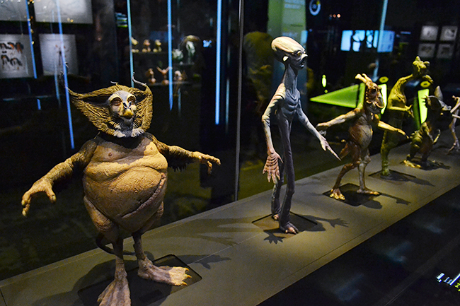 『スター・ウォーズ』の世界を体感できる大規模な世界巡回展「STAR WARS™ Identities: The Exhibition（スター・ウォーズ™ アイデンティティーズ：ザ・エキシビション）」の日本展が、いよいよ2019年8月8日（木）から寺田倉庫 G1-5Fで開催！ 開催前日となる8月7日（水）にプレス内覧会が開かれ、STAR WARS™ Identities: The Exhibition（スター・ウォーズ™ アイデンティティーズ：ザ・エキシビション）に行ってきました！ 日本展のアンバサダーを務める市川紗椰さん、「ルーカス・ミュージアム・オブ・ナラティブ・アート」アーカイブディレクターのレイラ・フレンチさんが登場、見どころを紹介！