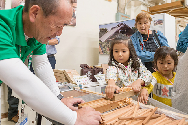アイデアあふれる手作りおもちゃのワークショップ、グッド・トイの販売など、約6,000人もの親子、子供たちでにぎわう「東京おもちゃまつり2019」が2019年10月19日（土）～20日（日）、東京・四谷の東京おもちゃ美術館で開催！大道芸やパフォーマンスも！