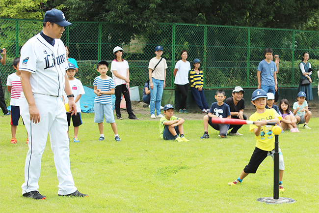 狭山市立狭山台中央公園では、埼玉西武ライオンズOB選手から教わる参加無料の「親子キャッチボール教室」を2019年10月6日（日）に開催！ 9月17日（火）から参加受付開始、先着順！ボールの投げ方や打ち方のレッスン、試合形式のレクリエーションを行なう。