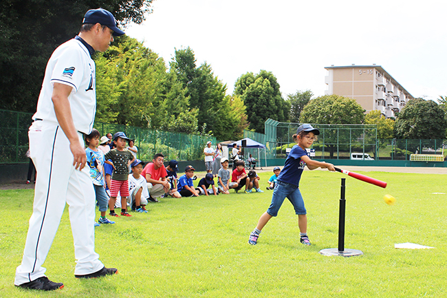 狭山市立狭山台中央公園では、埼玉西武ライオンズOB選手から教わる参加無料の「親子キャッチボール教室」を2019年10月6日（日）に開催！ 9月17日（火）から参加受付開始、先着順！ボールの投げ方や打ち方のレッスン、試合形式のレクリエーションを行なう。