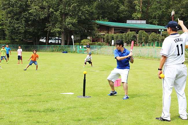 狭山市立狭山台中央公園では、埼玉西武ライオンズOB選手から教わる参加無料の「親子キャッチボール教室」を2019年10月6日（日）に開催！ 9月17日（火）から参加受付開始、先着順！ボールの投げ方や打ち方のレッスン、試合形式のレクリエーションを行なう。