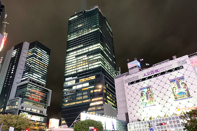 渋谷エリアでもっとも高い屋上展望空間を持つ大型複合施設「渋谷スクランブルスクエア第 I 期（東棟）」が、2019年11月1日（金）10：00にオープン！ 渋谷上空から360度の景色を眺めることができ、見下ろせば渋谷のスクランブル交差点が広がる「SHIBUYA SKY（渋谷スカイ）」「SKY EDGE（スカイ エッジ）」は眺望はもちろん開放感も抜群！子どもと一緒に楽しめる。