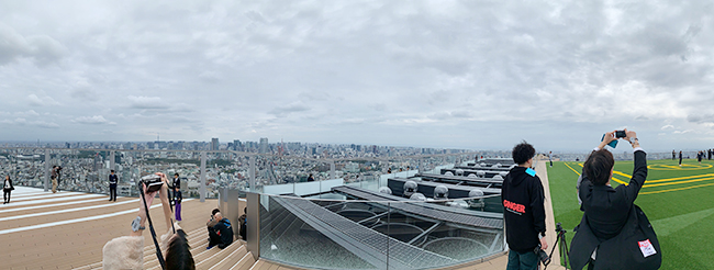 渋谷エリアでもっとも高い屋上展望空間を持つ大型複合施設「渋谷スクランブルスクエア第 I 期（東棟）」が、2019年11月1日（金）10：00にオープン！ 渋谷上空から360度の景色を眺めることができ、見下ろせば渋谷のスクランブル交差点が広がる「SHIBUYA SKY（渋谷スカイ）」「SKY EDGE（スカイ エッジ）」は眺望はもちろん開放感も抜群！子どもと一緒に楽しめる。