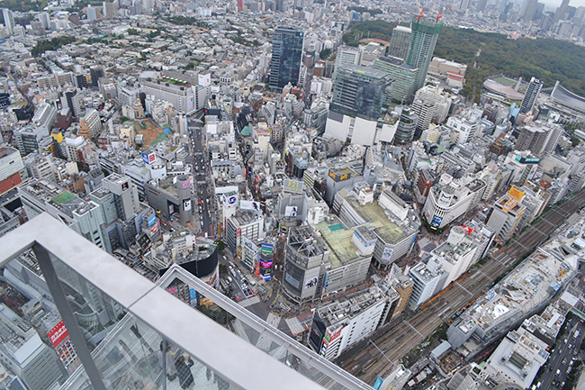 渋谷エリアでもっとも高い屋上展望空間を持つ大型複合施設「渋谷スクランブルスクエア第 I 期（東棟）」が、2019年11月1日（金）10：00にオープン！ 渋谷上空から360度の景色を眺めることができ、見下ろせば渋谷のスクランブル交差点が広がる「SHIBUYA SKY（渋谷スカイ）」「SKY EDGE（スカイ エッジ）」は眺望はもちろん開放感も抜群！子どもと一緒に楽しめる。