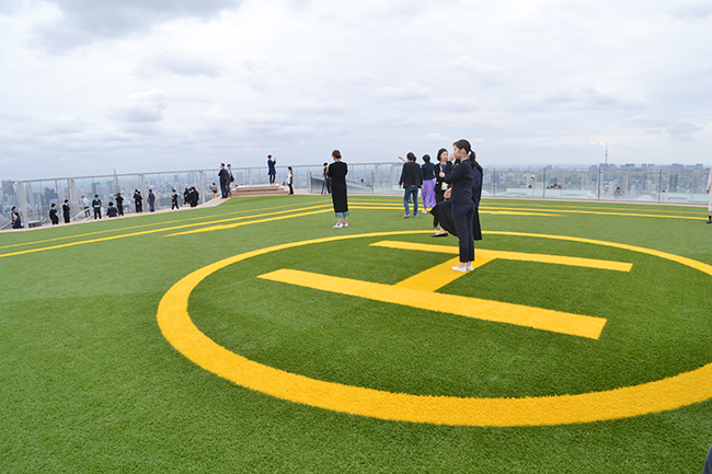 渋谷エリアでもっとも高い屋上展望空間を持つ大型複合施設「渋谷スクランブルスクエア第 I 期（東棟）」が、2019年11月1日（金）10：00にオープン！ 渋谷上空から360度の景色を眺めることができ、見下ろせば渋谷のスクランブル交差点が広がる「SHIBUYA SKY（渋谷スカイ）」「SKY EDGE（スカイ エッジ）」は眺望はもちろん開放感も抜群！子どもと一緒に楽しめる。