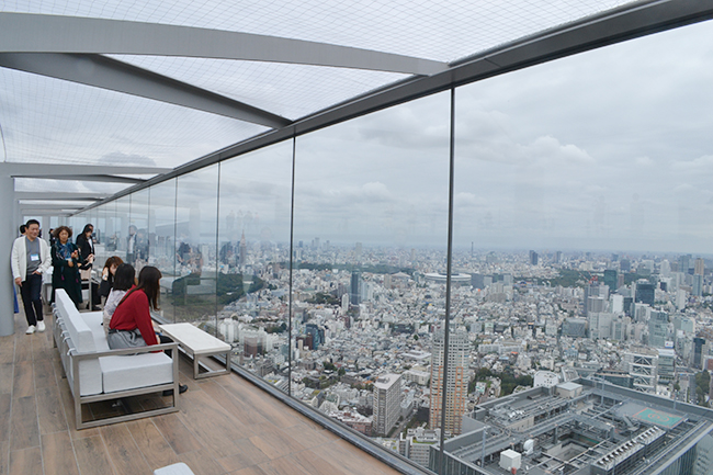 渋谷エリアでもっとも高い屋上展望空間を持つ大型複合施設「渋谷スクランブルスクエア第 I 期（東棟）」が、2019年11月1日（金）10：00にオープン！ 渋谷上空から360度の景色を眺めることができ、見下ろせば渋谷のスクランブル交差点が広がる「SHIBUYA SKY（渋谷スカイ）」「SKY EDGE（スカイ エッジ）」は眺望はもちろん開放感も抜群！子どもと一緒に楽しめる。