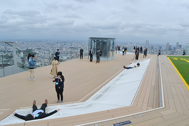 渋谷エリアでもっとも高い屋上展望空間を持つ大型複合施設「渋谷スクランブルスクエア第 I 期（東棟）」が、2019年11月1日（金）10：00にオープン！ 渋谷上空から360度の景色を眺めることができ、見下ろせば渋谷のスクランブル交差点が広がる「SHIBUYA SKY（渋谷スカイ）」「SKY EDGE（スカイ エッジ）」は眺望はもちろん開放感も抜群！子どもと一緒に楽しめる。