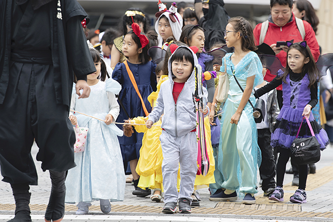 子供たちがハロウィンを楽しむお祭り「品川ハロウィン 2019」（シナハロ）が、2019年10月24日（木）～31日（木）、品川シーズンテラス、品川インターシティで開催！ダンス・ミュージックパフォーマンスやキッズ仮装パレード、ワークショップなど多数開催！