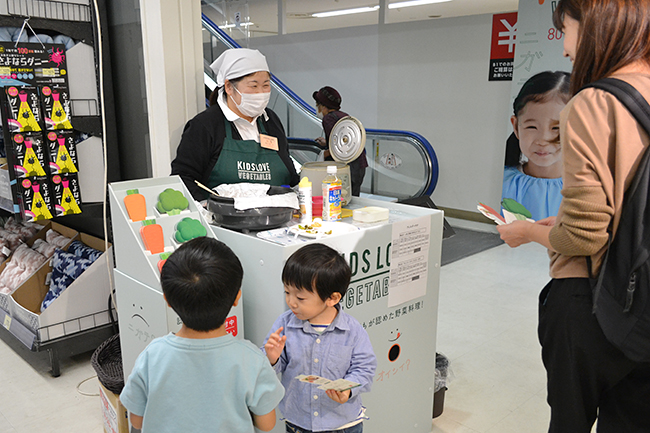 西友初の子どもの野菜嫌い克服プロジェクト「80％のこどもが認めた野菜料理 KIDS LOVE VEGETABLES」が2019年11月5日（月）始動！西友全店舗でレシピを無料配布するほか、一部店舗では試食も。レシピは料理研究家の黄川田としえさん。