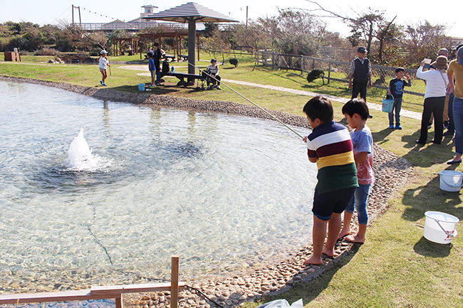 長井海の手公園 ソレイユの丘（神奈川県・横須賀市）では、公園内にある水遊び場「じゃぶじゃぶ池」で期間限定の釣り堀「ニジマス釣り」を、2019年11月9日（土）〜2020年4月上旬までの土・日・祝、冬休み・春休みに開催！