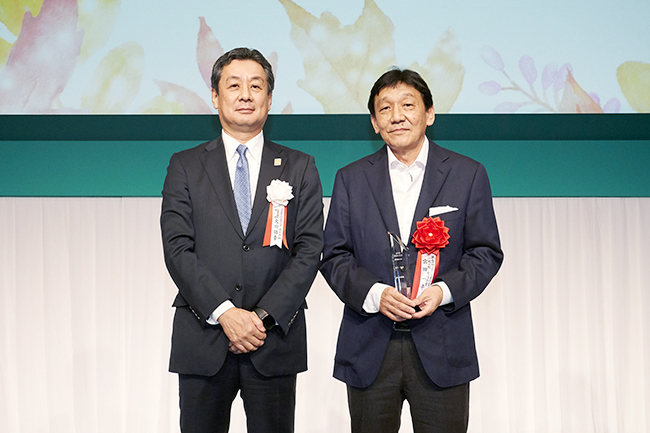 JXTGホールディングス株式会社が「心のふれあい」をテーマに童話を募集する「第50回 JXTG童話賞」の授賞式が2019年11月15日（金）パレスホテル東京で開催！一般の部、中学生の部、小学生以下の部から受賞者が表彰されました。刊行記念プレゼントも！