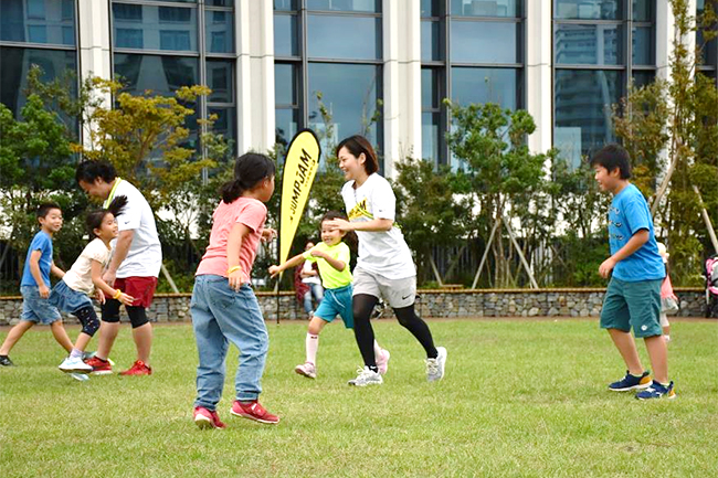 スポーツでもない、遊びでもない、子供の可能性を引き出す運動遊びプログラム、芝生×親子×遊び「JUMP-JAM（ジャンジャン）」が、2019年11月23日（土・祝）、東京・町田のアウトレット複合施設「グランベリーパーク」で開催！参加者募集中！