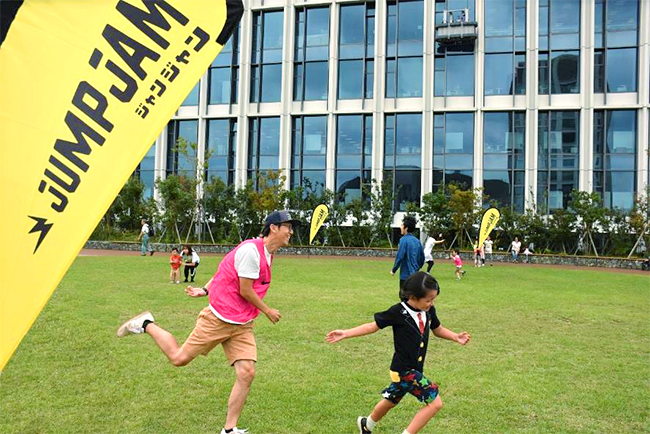 スポーツでもない、遊びでもない、子供の可能性を引き出す運動遊びプログラム、芝生×親子×遊び「JUMP-JAM（ジャンジャン）」が、2019年11月23日（土・祝）、東京・町田のアウトレット複合施設「グランベリーパーク」で開催！参加者募集中！
