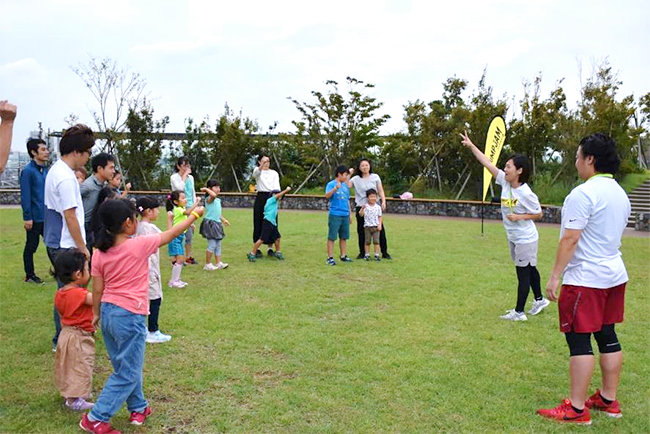 スポーツでもない、遊びでもない、子供の可能性を引き出す運動遊びプログラム、芝生×親子×遊び「JUMP-JAM（ジャンジャン）」が、2019年11月23日（土・祝）、東京・町田のアウトレット複合施設「グランベリーパーク」で開催！参加者募集中！