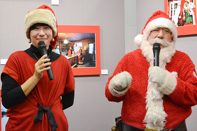 世界のすてきなサンタクロースに会える写真展「角田明子写真展『サンタさんが いっぱい』Merry Many Santa Clauses! 」がフジフイルム スクエアで2019年12月27日（金）まで開催中！角田明子さんとパラダイス山元さんのギャラリートークも開催！