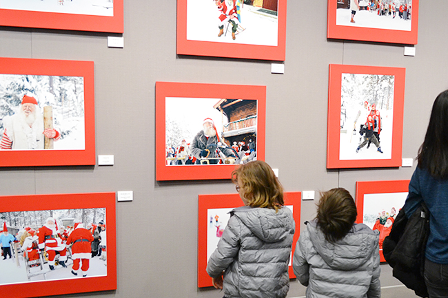 世界のすてきなサンタクロースに会える写真展「角田明子写真展『サンタさんが いっぱい』Merry Many Santa Clauses! 」がフジフイルム スクエアで2019年12月27日（金）まで開催中！角田明子さんとパラダイス山元さんのギャラリートークも開催！