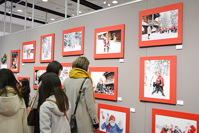 世界のすてきなサンタクロースに会える写真展「角田明子写真展『サンタさんが いっぱい』Merry Many Santa Clauses! 」がフジフイルム スクエアで2019年12月27日（金）まで開催中！角田明子さんとパラダイス山元さんのギャラリートークも開催！