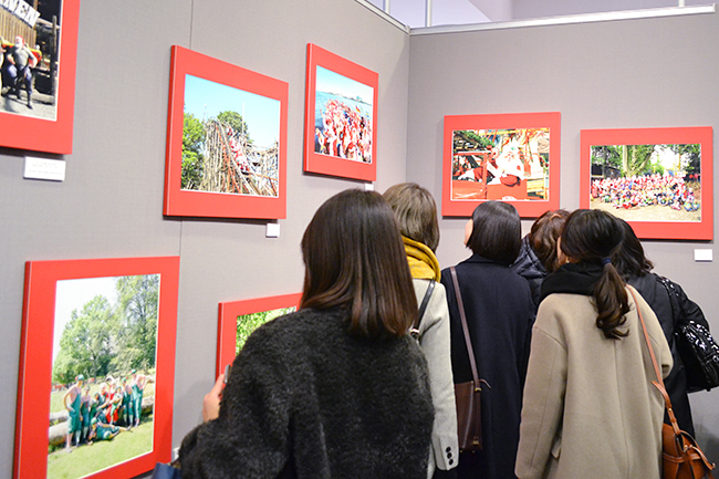 世界のすてきなサンタクロースに会える写真展「角田明子写真展『サンタさんが いっぱい』Merry Many Santa Clauses! 」がフジフイルム スクエアで2019年12月27日（金）まで開催中！角田明子さんとパラダイス山元さんのギャラリートークも開催！