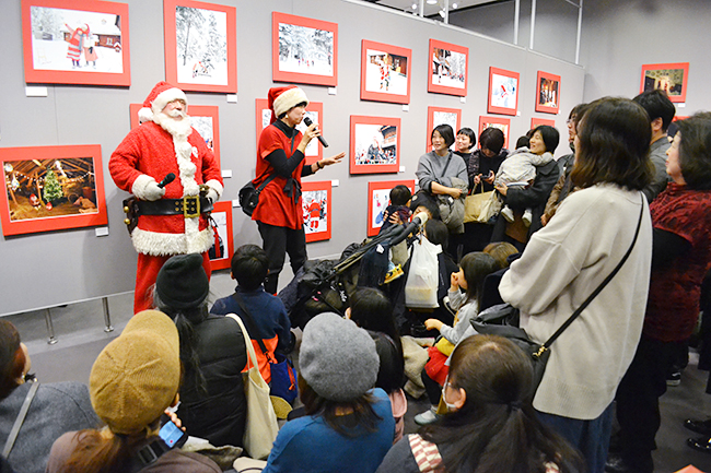 世界のすてきなサンタクロースに会える写真展「角田明子写真展『サンタさんが いっぱい』Merry Many Santa Clauses! 」がフジフイルム スクエアで2019年12月27日（金）まで開催中！角田明子さんとパラダイス山元さんのギャラリートークも開催！