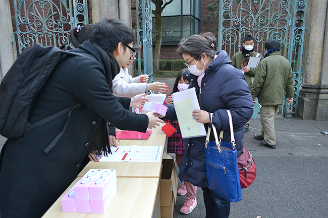 花粉の本格飛散時期を控えた2020年2月8日（土）、アイウエアブランドのJINS（ジンズ）は子どもたちに子供用花粉カットメガネ「JINS花粉CUT」の「KIDS&JUNIOR」を着けてもらい、開園前の上野動物園で動物たちを見学する「JINS presents 上野動物園特別ツアー」を実施！動物の生態や目、動物も花粉症になるのかなどについても学びました。