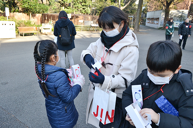 花粉の本格飛散時期を控えた2020年2月8日（土）、アイウエアブランドのJINS（ジンズ）は子どもたちに子供用花粉カットメガネ「JINS花粉CUT」の「KIDS&JUNIOR」を着けてもらい、開園前の上野動物園で動物たちを見学する「JINS presents 上野動物園特別ツアー」を実施！動物の生態や目、動物も花粉症になるのかなどについても学びました。