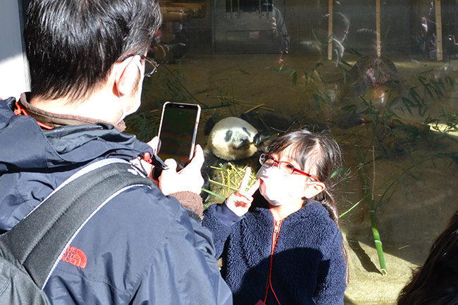 花粉の本格飛散時期を控えた2020年2月8日（土）、アイウエアブランドのJINS（ジンズ）は子どもたちに子供用花粉カットメガネ「JINS花粉CUT」の「KIDS&JUNIOR」を着けてもらい、開園前の上野動物園で動物たちを見学する「JINS presents 上野動物園特別ツアー」を実施！動物の生態や目、動物も花粉症になるのかなどについても学びました。