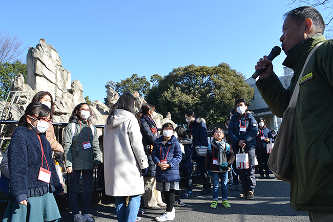 花粉の本格飛散時期を控えた2020年2月8日（土）、アイウエアブランドのJINS（ジンズ）は子どもたちに子供用花粉カットメガネ「JINS花粉CUT」の「KIDS&JUNIOR」を着けてもらい、開園前の上野動物園で動物たちを見学する「JINS presents 上野動物園特別ツアー」を実施！動物の生態や目、動物も花粉症になるのかなどについても学びました。