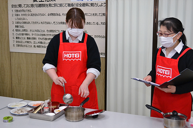 可愛い親父のイラストが目印の缶詰「ホテイのやきとり」。この「たれ味」と「柚子こしょう味」がJAXAの「宇宙日本食」に認証、2020年で50周年を迎えた記念すべき年に宇宙へと飛び立つ（予定）。そんな「ホテイのやきとり」をつくっているホテイフーズの工場見学！一般の方も見学可能。誰もが宇宙基準の製法を見られる。