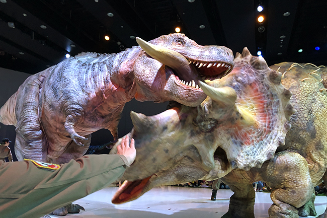 リアルな恐竜が襲いかかってくる体験型ライブエンターテインメント「DINO SAFARI 2020（恐竜ライブ ディノサファリ）」が、2020年4月24日（金）～5月9日（土）のゴールデンウィークに渋谷ヒカリエで開催！恐竜の世界に没入する、子供と楽しめる想像をはるかに超えたライブ体験！