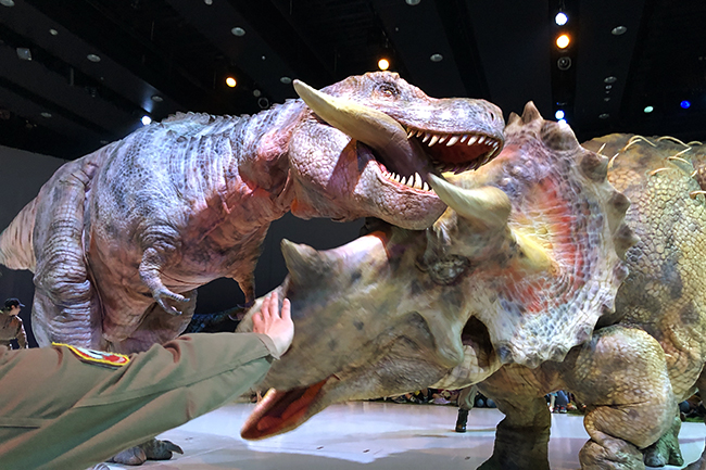 リアルな恐竜が襲いかかってくる体験型ライブエンターテインメント「DINO SAFARI 2020(恐竜ライブ ディノサファリ)」が、2020年4月24日(金)~5月9日(土)のゴールデンウィークに渋谷ヒカリエで開催!恐竜の世界に没入する、子供と楽しめる想像をはるかに超えたライブ体験!