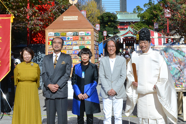 障がいのあるアーティストの作品で街全体を美術館とする「アートパラ深川おしゃべりな芸術祭」が、2020年11月15日（日）に開催！ 雲ひとつない秋晴れのもと、富岡八幡宮 参道大鳥居前でオープニングセレモニーが行われました。11月23日（月・祝）まで開催！