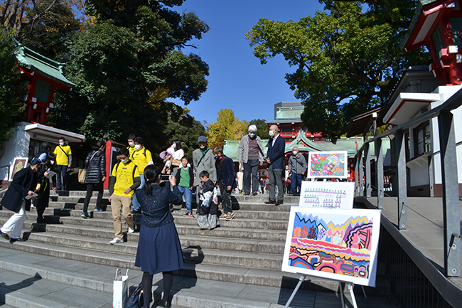 障がいのあるアーティストの作品で街全体を美術館とする「アートパラ深川おしゃべりな芸術祭」が、2020年11月15日（日）に開催！ 雲ひとつない秋晴れのもと、富岡八幡宮 参道大鳥居前でオープニングセレモニーが行われました。11月23日（月・祝）まで開催！