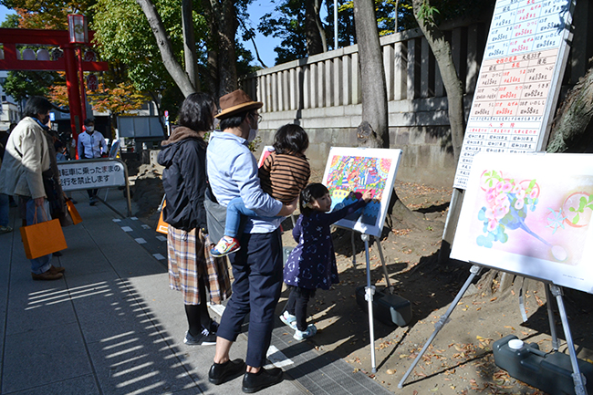 障がいのあるアーティストの作品で街全体を美術館とする「アートパラ深川おしゃべりな芸術祭」が、2020年11月15日（日）に開催！ 雲ひとつない秋晴れのもと、富岡八幡宮 参道大鳥居前でオープニングセレモニーが行われました。11月23日（月・祝）まで開催！