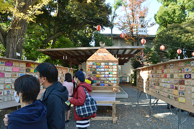 障がいのあるアーティストの作品で街全体を美術館とする「アートパラ深川おしゃべりな芸術祭」が、2020年11月15日（日）に開催！ 雲ひとつない秋晴れのもと、富岡八幡宮 参道大鳥居前でオープニングセレモニーが行われました。11月23日（月・祝）まで開催！