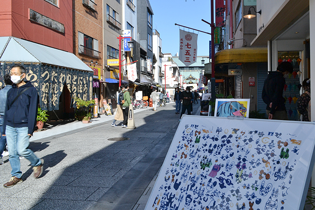 障がいのあるアーティストの作品で街全体を美術館とする「アートパラ深川おしゃべりな芸術祭」が、2020年11月15日（日）に開催！ 雲ひとつない秋晴れのもと、富岡八幡宮 参道大鳥居前でオープニングセレモニーが行われました。11月23日（月・祝）まで開催！