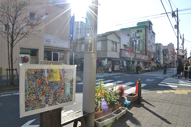 障がいのあるアーティストの作品で街全体を美術館とする「アートパラ深川おしゃべりな芸術祭」が、2020年11月15日（日）に開催！ 雲ひとつない秋晴れのもと、富岡八幡宮 参道大鳥居前でオープニングセレモニーが行われました。11月23日（月・祝）まで開催！