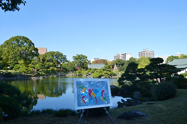 障がいのあるアーティストの作品で街全体を美術館とする「アートパラ深川おしゃべりな芸術祭」が、2020年11月15日（日）に開催！ 雲ひとつない秋晴れのもと、富岡八幡宮 参道大鳥居前でオープニングセレモニーが行われました。11月23日（月・祝）まで開催！