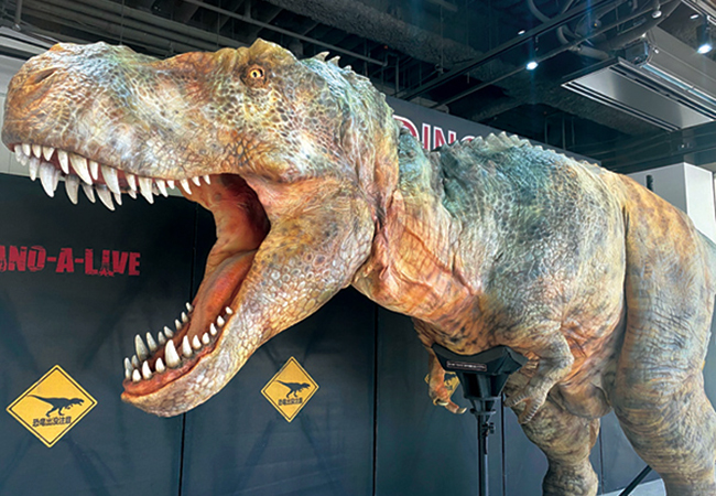 リアルな動きで恐竜を体感する恐竜ライブエンターテインメント「ディノアライブ」。そのライブに登場する恐竜たちの“アートとしての側面”にスポットを当てた新しいスタイルの展覧会「ディノアライブの恐竜たち展」が、2020年12月11日（金）～30日（水）新宿住友ビル三角広場で初開催！
