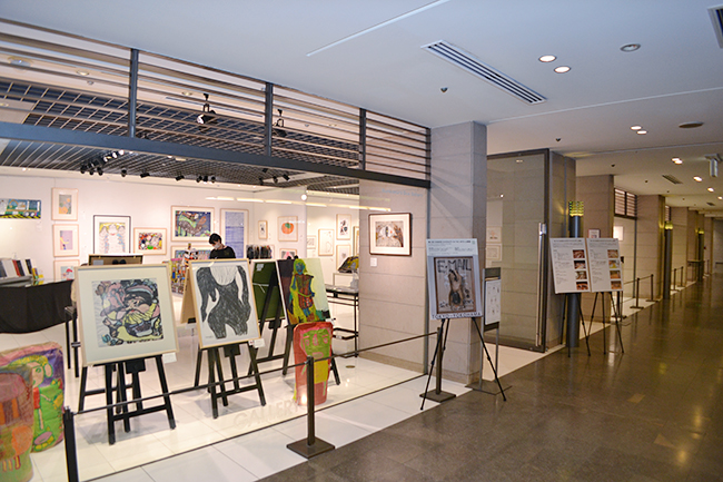 絵画、写真、書、造形など、多彩なアートを展示している「第3回 日本財団DIVERSITY IN THE ARTS 公募展（ダイバーシティ・イン・ジ・アーツ）」が東京・渋谷のBunkamuraで開催中！国内外2,000点を超える応募のなかから入選作品154点を、横浜では57点を展示！入場無料！同展に総合ディレクターとして関わる鈴木京子氏に話を聞いた。
