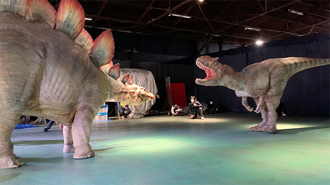 恐竜が目の前に迫る圧倒的な恐竜体験「DINO SAFARI 2022〜未来のヒカリ〜」が、2022年4月27日（水）〜5月8日（日）のゴールデンウィークに渋谷ヒカリエにて開催！ステゴサウルスとアロサウルス、ティラノサウルスとトリケラトプスの対決は必見！