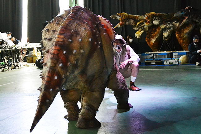 恐竜のいた時代にタイムスリップしたかのような恐竜体験ができる「DINO SAFARI（ディノサファリ）“特別編”」が、2021年4月24日（土）〜5月9日（日）のゴールデンウィークに渋谷ヒカリエで開催！公演を2週間後に控えた4月16日（金）稽古の様子を取材、その様子をレポート！